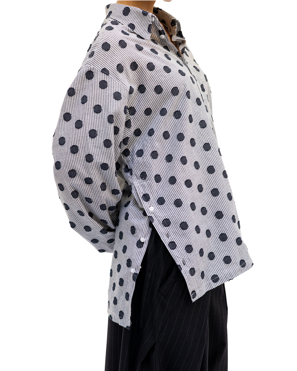Chemise à la coupe longue et décontractée, pensée pour offrir un tombé fluide et une grande liberté de mouvement.
Conçue et confectionnée à la main en France, dans notre atelier Kumo.studio.
Réalisée dans un tissu en mélange de coton, doux au toucher et sourcé au Japon, elle se distingue par son ourlet asymétrique, légèrement plus long dans le dos, apportant relief et superposition à la silhouette.