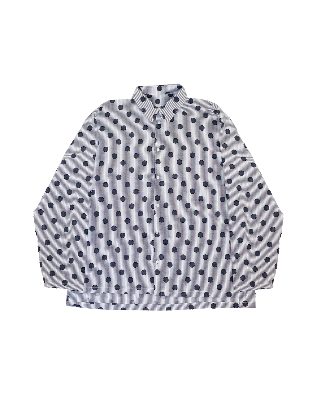 Chemise à la coupe longue et décontractée, pensée pour offrir un tombé fluide et une grande liberté de mouvement.
Conçue et confectionnée à la main en France, dans notre atelier Kumo.studio.
Réalisée dans un tissu en mélange de coton, doux au toucher et sourcé au Japon, elle se distingue par son ourlet asymétrique, légèrement plus long dans le dos, apportant relief et superposition à la silhouette.