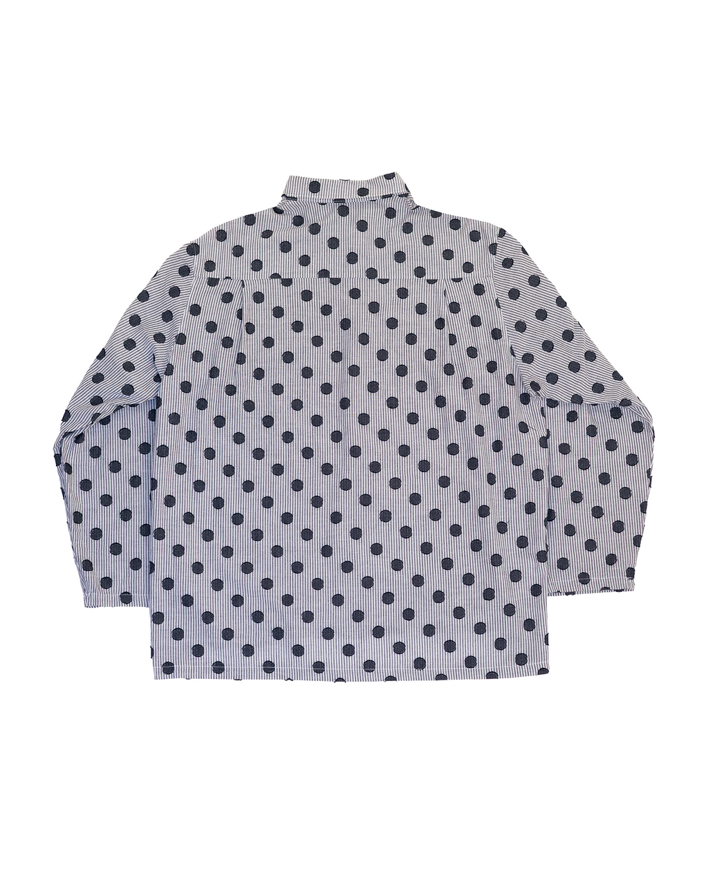 Chemise à la coupe longue et décontractée, pensée pour offrir un tombé fluide et une grande liberté de mouvement.
Conçue et confectionnée à la main en France, dans notre atelier Kumo.studio.
Réalisée dans un tissu en mélange de coton, doux au toucher et sourcé au Japon, elle se distingue par son ourlet asymétrique, légèrement plus long dans le dos, apportant relief et superposition à la silhouette.