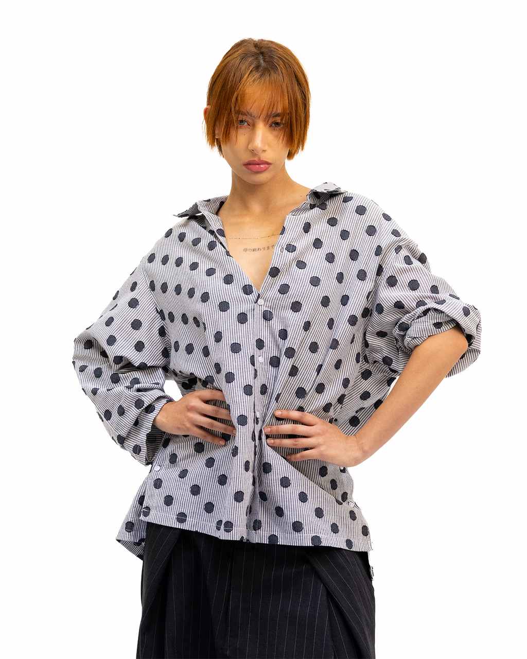 Chemise à la coupe longue et décontractée, pensée pour offrir un tombé fluide et une grande liberté de mouvement.
Conçue et confectionnée à la main en France, dans notre atelier Kumo.studio.
Réalisée dans un tissu en mélange de coton, doux au toucher et sourcé au Japon, elle se distingue par son ourlet asymétrique, légèrement plus long dans le dos, apportant relief et superposition à la silhouette.