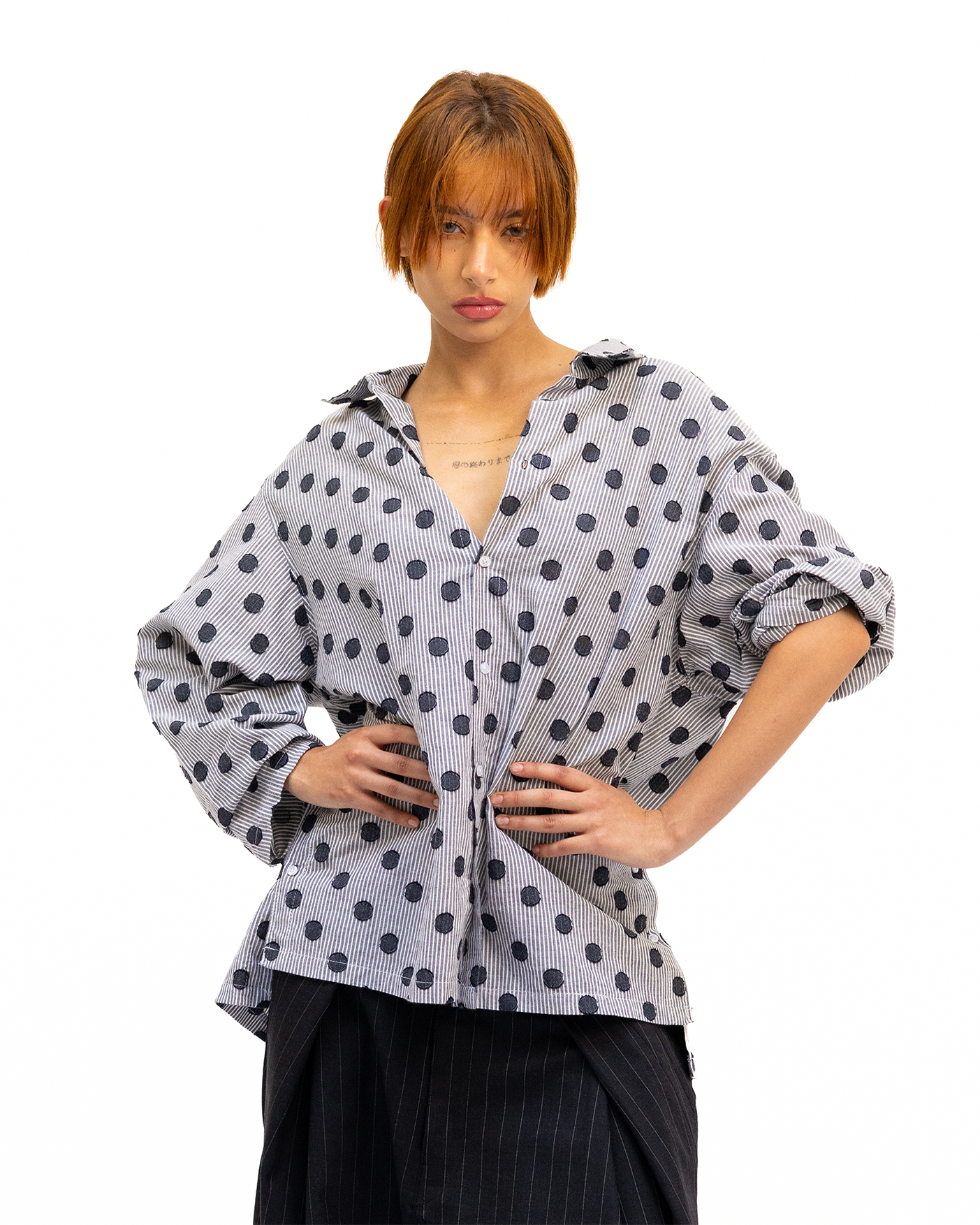 Chemise à la coupe longue et décontractée, pensée pour offrir un tombé fluide et une grande liberté de mouvement.
Conçue et confectionnée à la main en France, dans notre atelier Kumo.studio.
Réalisée dans un tissu en mélange de coton, doux au toucher et sourcé au Japon, elle se distingue par son ourlet asymétrique, légèrement plus long dans le dos, apportant relief et superposition à la silhouette.