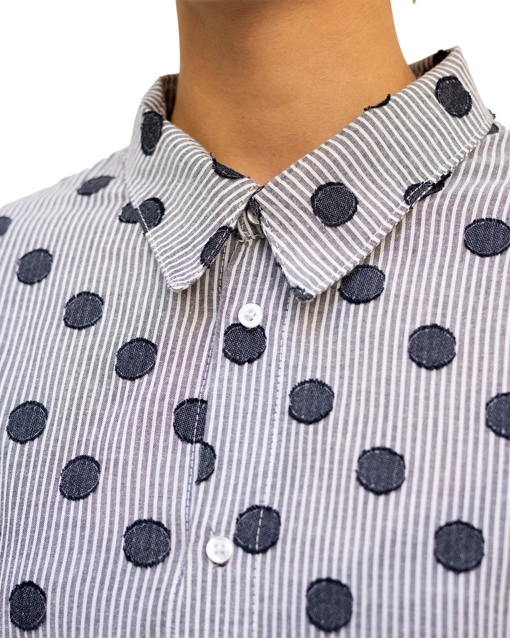 Chemise à la coupe longue et décontractée, pensée pour offrir un tombé fluide et une grande liberté de mouvement.
Conçue et confectionnée à la main en France, dans notre atelier Kumo.studio.
Réalisée dans un tissu en mélange de coton, doux au toucher et sourcé au Japon, elle se distingue par son ourlet asymétrique, légèrement plus long dans le dos, apportant relief et superposition à la silhouette.