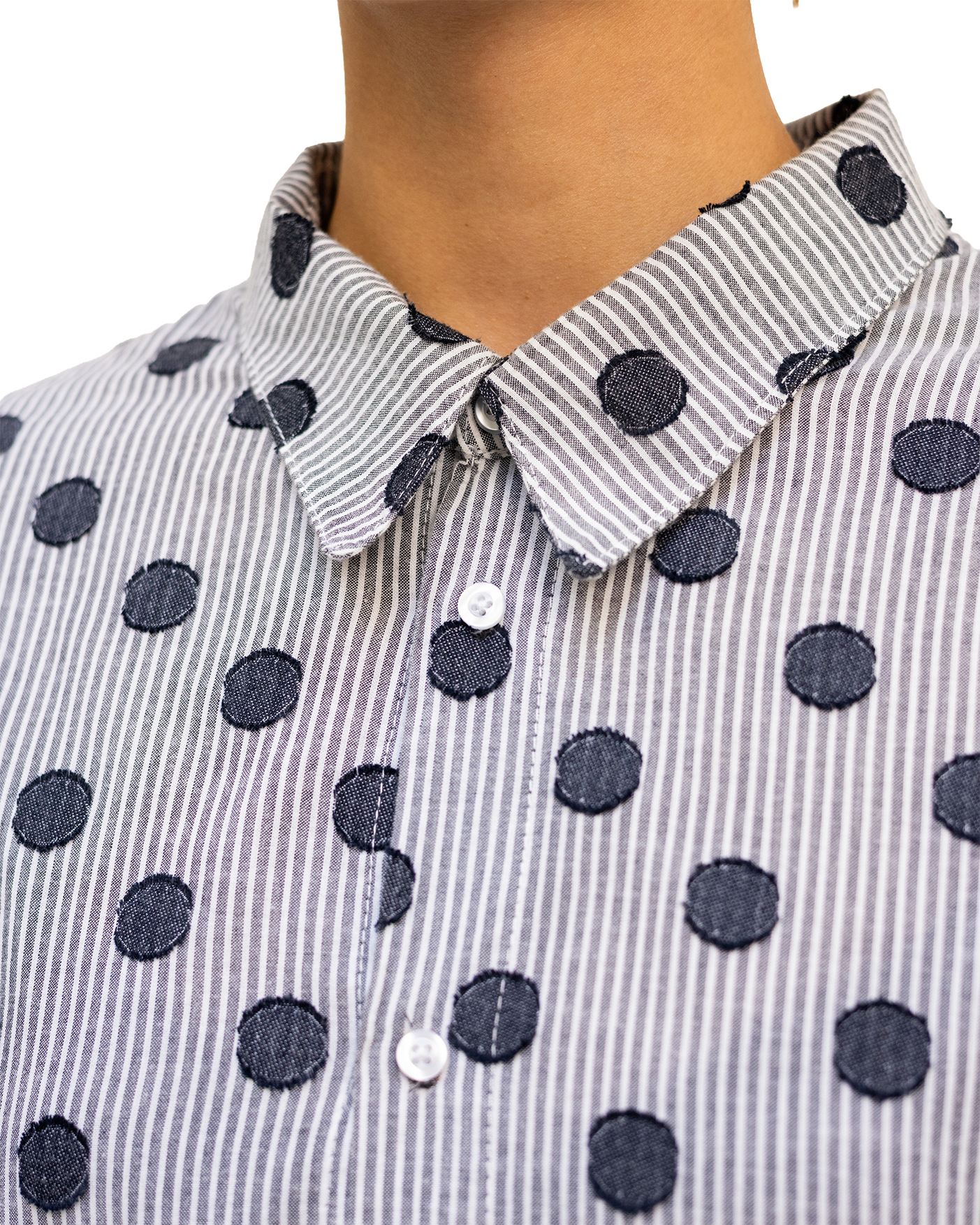 Chemise à la coupe longue et décontractée, pensée pour offrir un tombé fluide et une grande liberté de mouvement.
Conçue et confectionnée à la main en France, dans notre atelier Kumo.studio.
Réalisée dans un tissu en mélange de coton, doux au toucher et sourcé au Japon, elle se distingue par son ourlet asymétrique, légèrement plus long dans le dos, apportant relief et superposition à la silhouette.