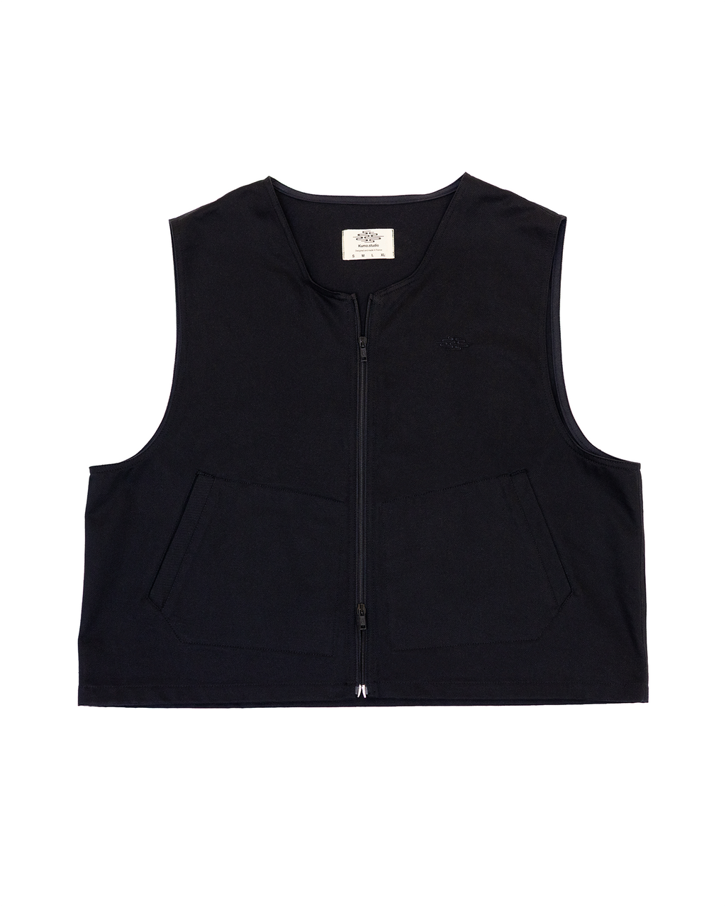 Gilet sans manches conçu et confectionné à la main en France, dans notre atelier Kumo.studio.
Pensé pour compléter le costume et composer une silhouette trois pièces.
Tissu sourcé au Japon.