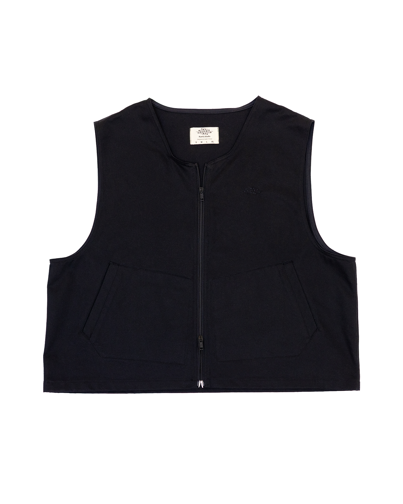 Gilet sans manches conçu et confectionné à la main en France, dans notre atelier Kumo.studio.
Pensé pour compléter le costume et composer une silhouette trois pièces.
Tissu sourcé au Japon.