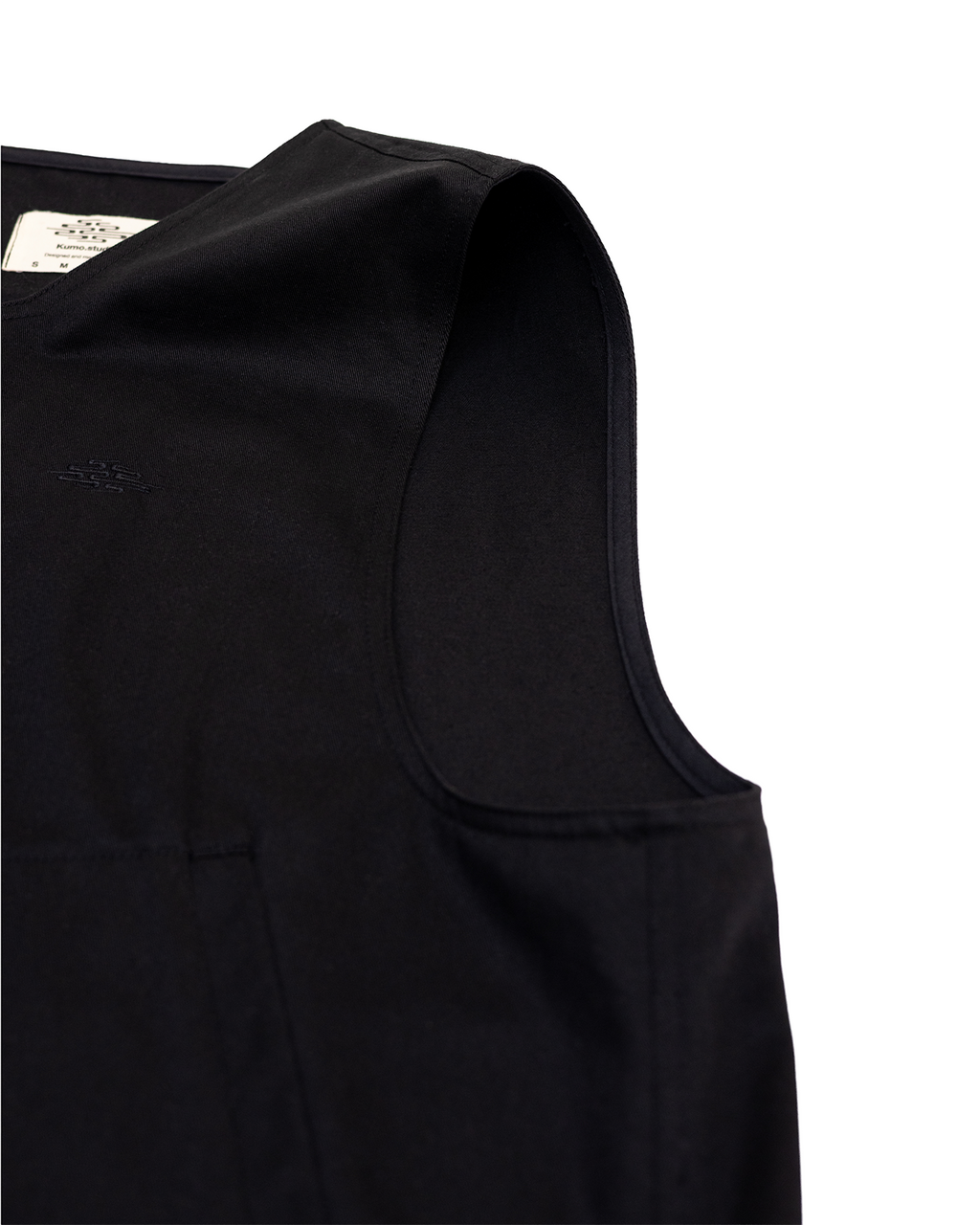 Gilet sans manches conçu et confectionné à la main en France, dans notre atelier Kumo.studio.
Pensé pour compléter le costume et composer une silhouette trois pièces.
Tissu sourcé au Japon.