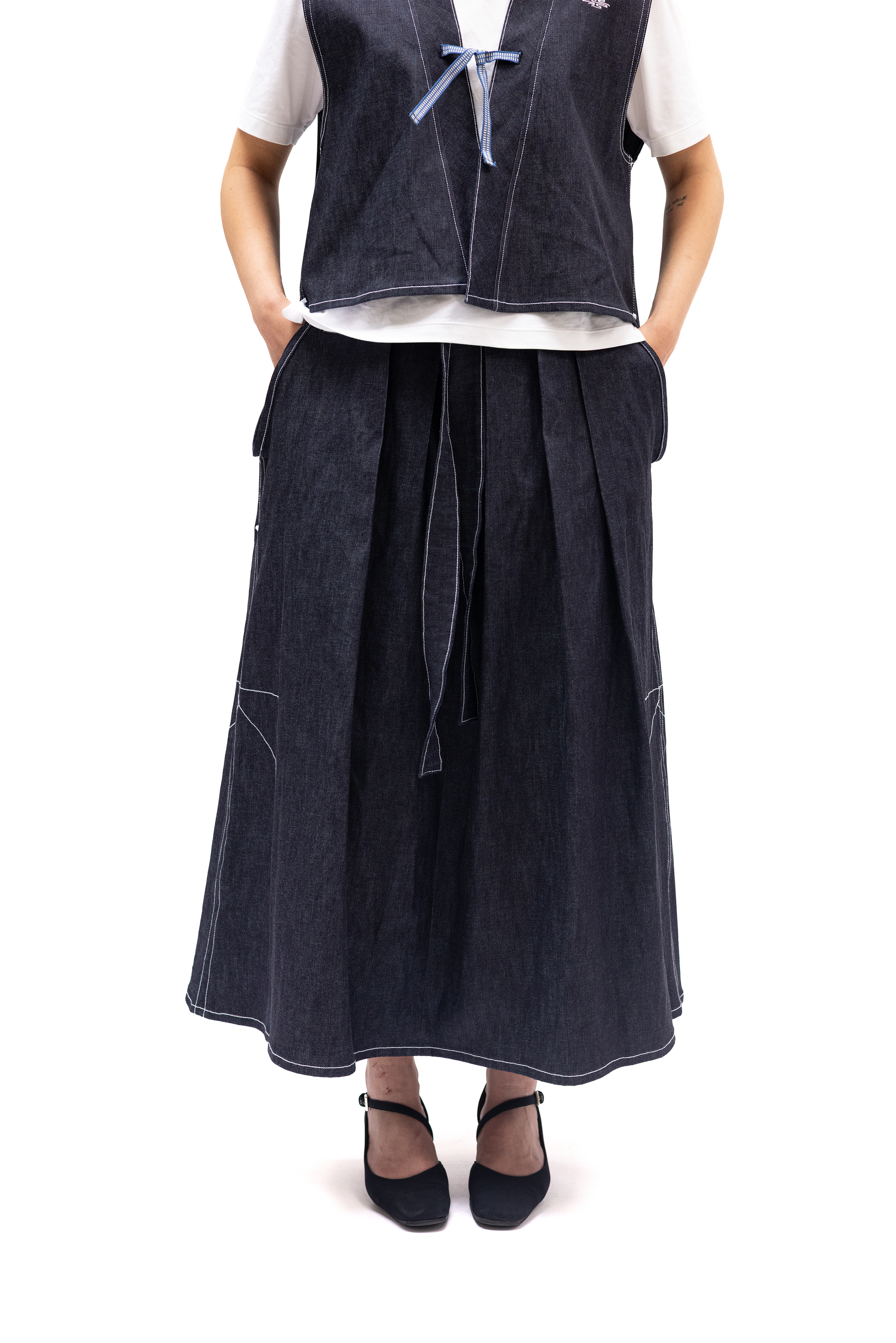 Hakama jupe en denim brut japonais venant de Kojima, design de Kurashiki et fait en France, Made in France – Kumo.studio