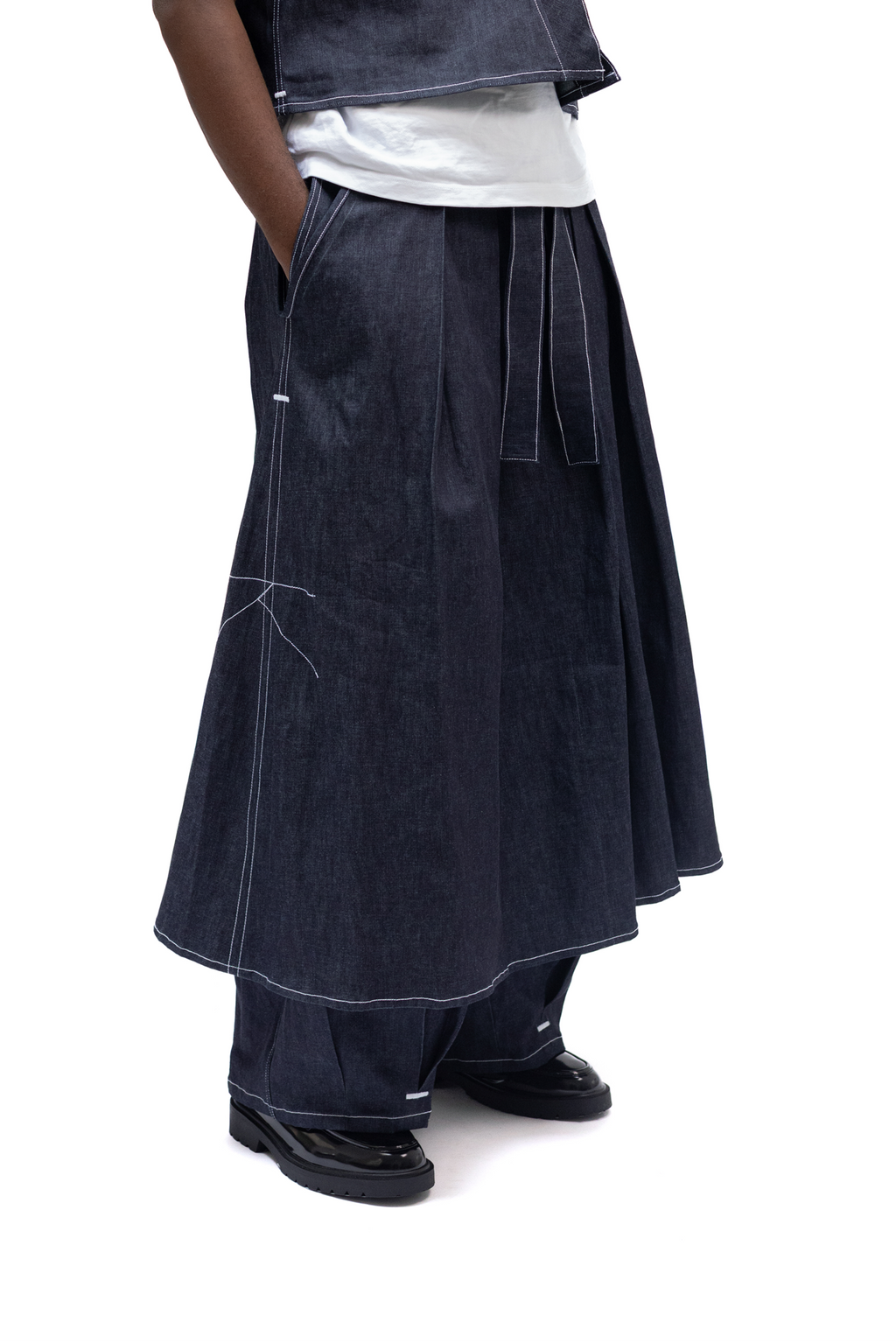 Hakama jupe en denim brut japonais venant de Kojima, design de Kurashiki et fait en France, Made in France – Kumo.studio