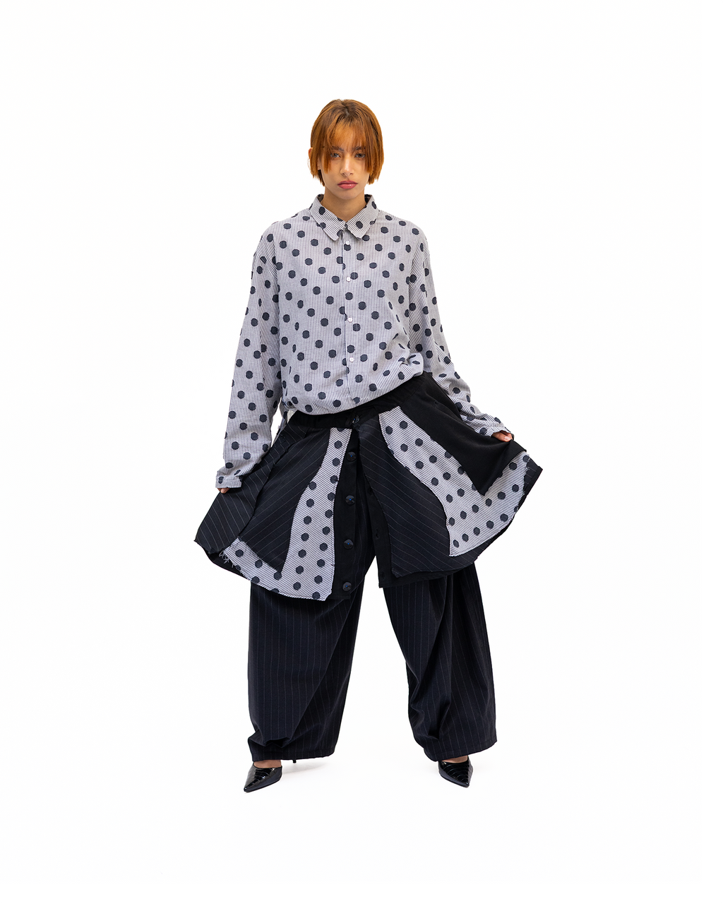 Jupe à multiples empiècements conçue et confectionnée à la main en France, dans notre atelier Kumo.studio.
Le pan avant est doté de plusieurs niveaux d'ouverture permettant de moduler le volume et la silhouette selon vos envies.
L'ensemble des tissus utilisés est sourcé au Japon.