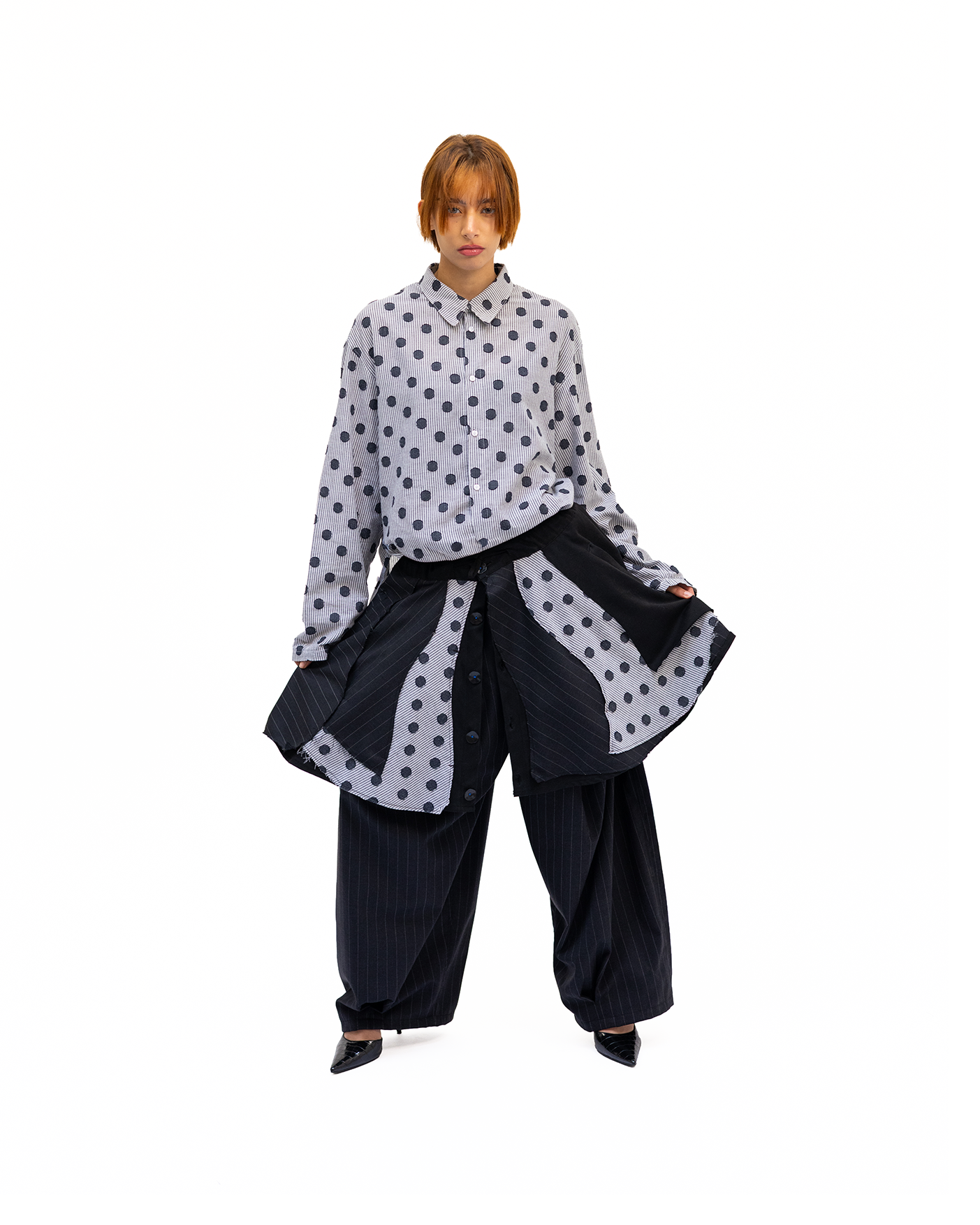Jupe à multiples empiècements conçue et confectionnée à la main en France, dans notre atelier Kumo.studio.
Le pan avant est doté de plusieurs niveaux d'ouverture permettant de moduler le volume et la silhouette selon vos envies.
L'ensemble des tissus utilisés est sourcé au Japon.