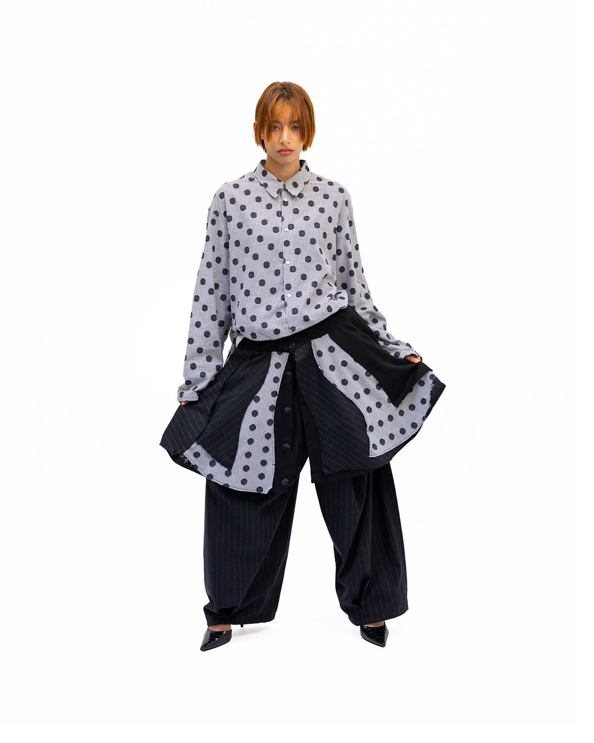 Jupe à multiples empiècements conçue et confectionnée à la main en France, dans notre atelier Kumo.studio.
Le pan avant est doté de plusieurs niveaux d'ouverture permettant de moduler le volume et la silhouette selon vos envies.
L'ensemble des tissus utilisés est sourcé au Japon.