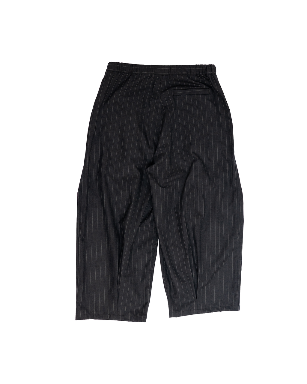 Pantalon de costume à fines rayures striées, pensé pour offrir une silhouette ample et une grande liberté de mouvement.
Conçu et confectionné à la main en France, dans notre atelier Kumo.studio.
Réalisé dans une laine, sourcée au Japon, il présente un pli bas et deux plis sur le haut qui structurent le volume et soulignent la fluidité du vêtement. Sa taille élastiquée avec cordon de serrage offre un ajustement pour toutes tailles, tandis que les poches discrètement intégrées complètent un design épuré.