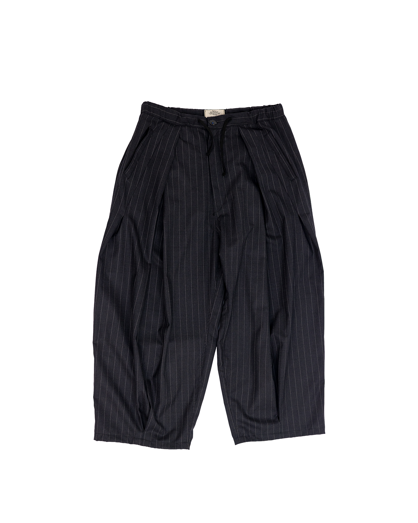 Pantalon de costume à fines rayures striées, pensé pour offrir une silhouette ample et une grande liberté de mouvement.
Conçu et confectionné à la main en France, dans notre atelier Kumo.studio.
Réalisé dans une laine, sourcée au Japon, il présente un pli bas et deux plis sur le haut qui structurent le volume et soulignent la fluidité du vêtement. Sa taille élastiquée avec cordon de serrage offre un ajustement pour toutes tailles, tandis que les poches discrètement intégrées complètent un design épuré.