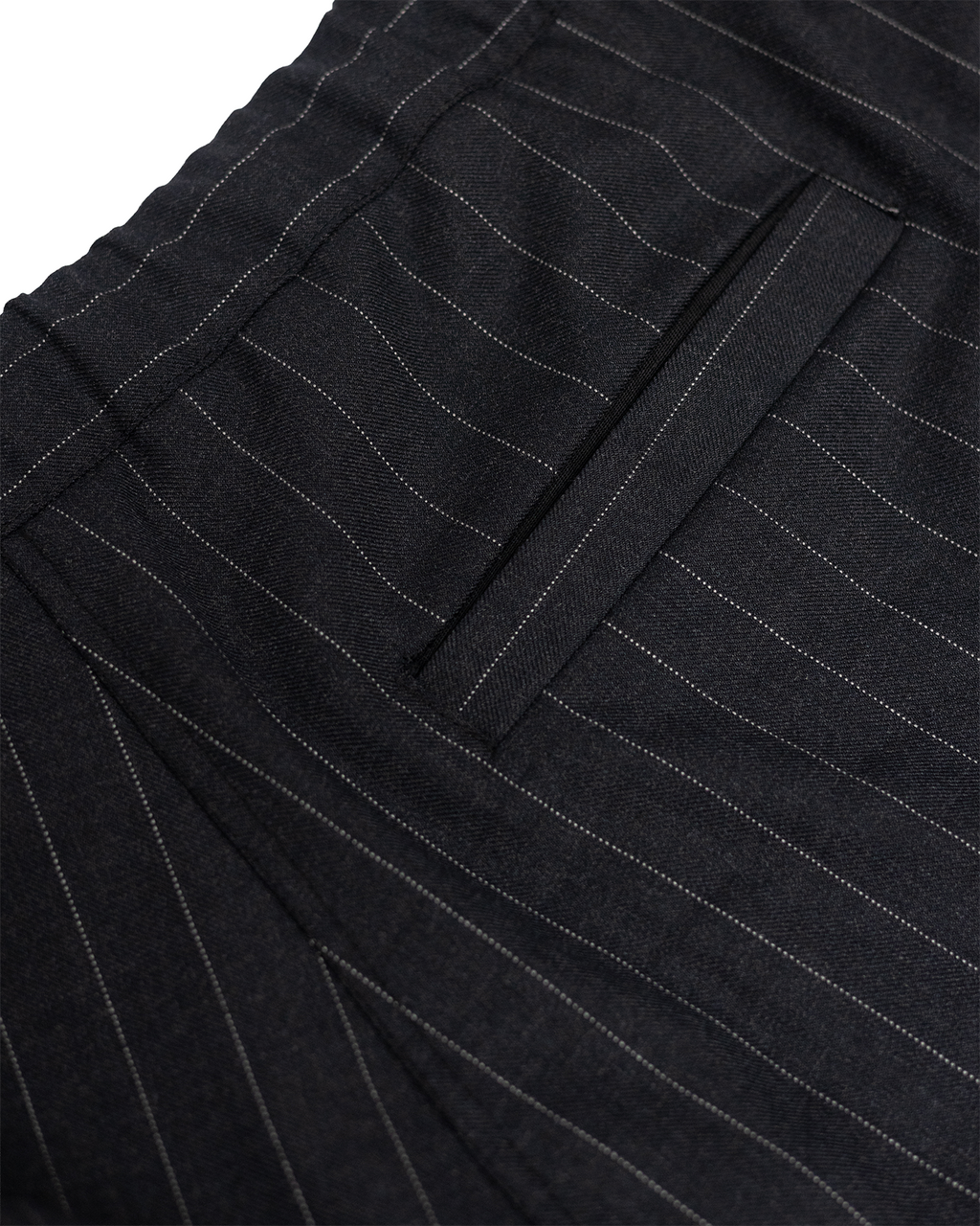 Pantalon de costume à fines rayures striées, pensé pour offrir une silhouette ample et une grande liberté de mouvement.
Conçu et confectionné à la main en France, dans notre atelier Kumo.studio.
Réalisé dans une laine, sourcée au Japon, il présente un pli bas et deux plis sur le haut qui structurent le volume et soulignent la fluidité du vêtement. Sa taille élastiquée avec cordon de serrage offre un ajustement pour toutes tailles, tandis que les poches discrètement intégrées complètent un design épuré.