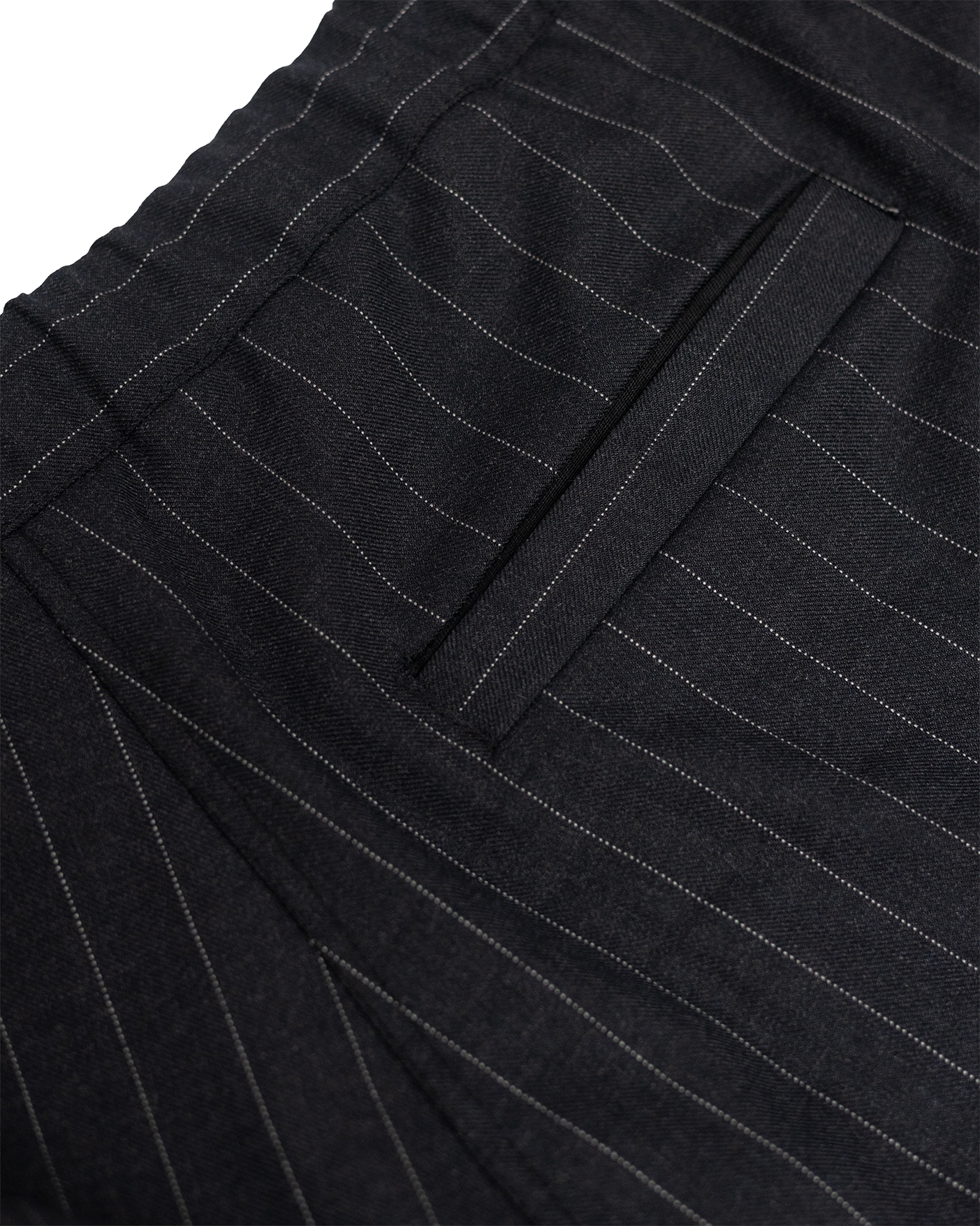 Pantalon de costume à fines rayures striées, pensé pour offrir une silhouette ample et une grande liberté de mouvement.
Conçu et confectionné à la main en France, dans notre atelier Kumo.studio.
Réalisé dans une laine, sourcée au Japon, il présente un pli bas et deux plis sur le haut qui structurent le volume et soulignent la fluidité du vêtement. Sa taille élastiquée avec cordon de serrage offre un ajustement pour toutes tailles, tandis que les poches discrètement intégrées complètent un design épuré.