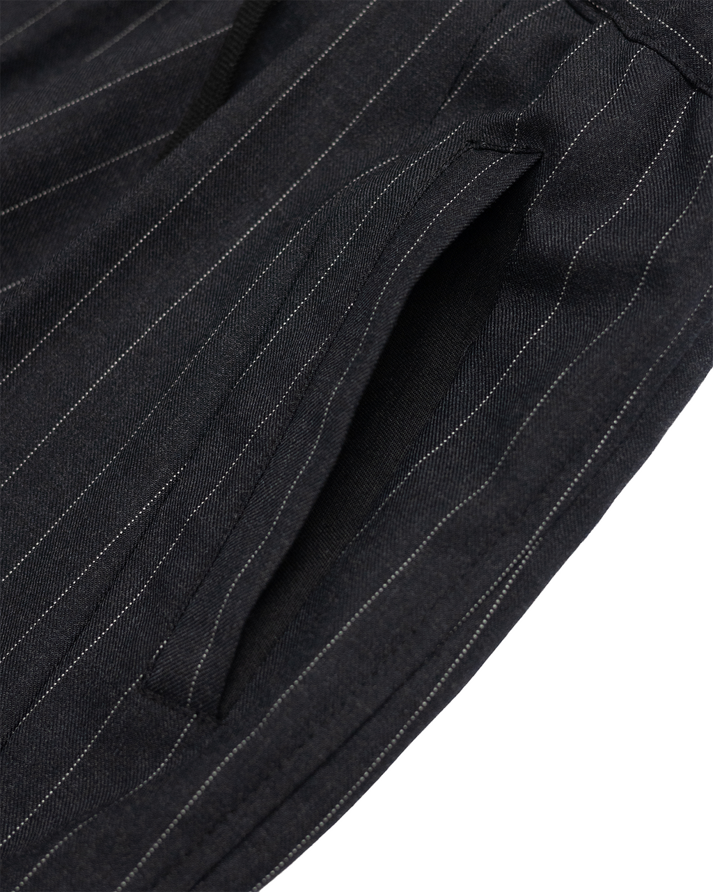 Pantalon de costume à fines rayures striées, pensé pour offrir une silhouette ample et une grande liberté de mouvement.
Conçu et confectionné à la main en France, dans notre atelier Kumo.studio.
Réalisé dans une laine, sourcée au Japon, il présente un pli bas et deux plis sur le haut qui structurent le volume et soulignent la fluidité du vêtement. Sa taille élastiquée avec cordon de serrage offre un ajustement pour toutes tailles, tandis que les poches discrètement intégrées complètent un design épuré.