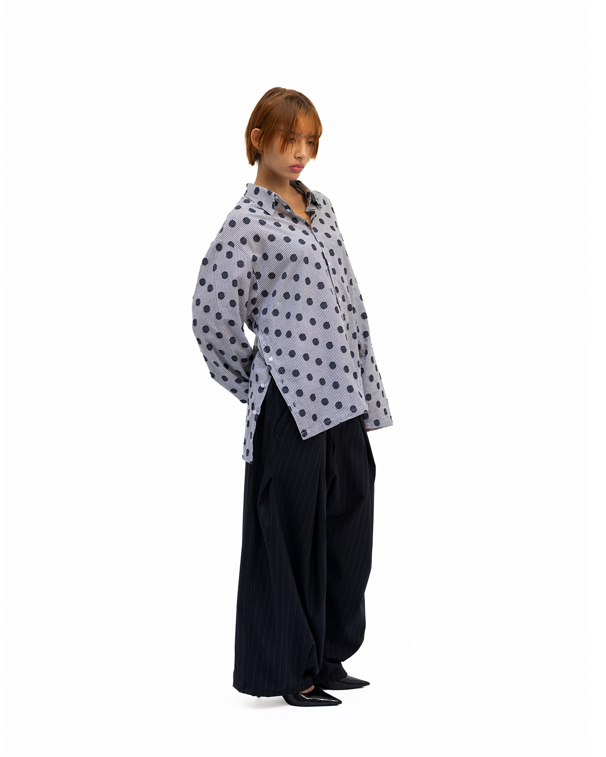 Pantalon de costume à fines rayures striées, pensé pour offrir une silhouette ample et une grande liberté de mouvement.
Conçu et confectionné à la main en France, dans notre atelier Kumo.studio.
Réalisé dans une laine, sourcée au Japon, il présente un pli bas et deux plis sur le haut qui structurent le volume et soulignent la fluidité du vêtement. Sa taille élastiquée avec cordon de serrage offre un ajustement pour toutes tailles, tandis que les poches discrètement intégrées complètent un design épuré.