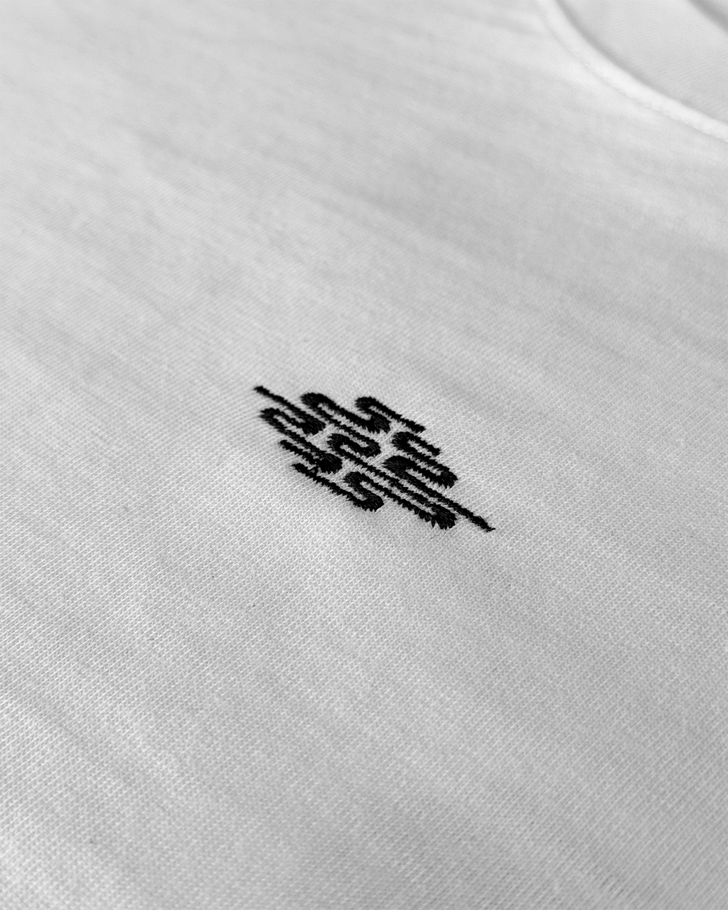 T-shirt en coton, il présente une illustration originale pensée comme une planche de manga, imprimée en DTF, racontant le parcours d'un salaryman qui découvre, dans le métro tokyoïte, une mystérieuse annonce de recrutement. Cette dernière le conduit jusqu'au siège de la Kumo.Company. En réalité l'annonce est celle du pop-up de présentation de la collection Spring / Summer 2026.