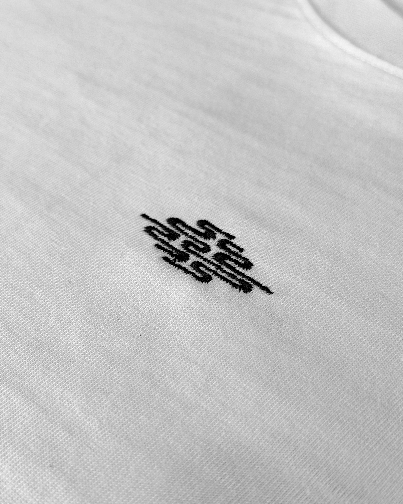 T-shirt en coton, il présente une illustration originale pensée comme une planche de manga, imprimée en DTF, racontant le parcours d'un salaryman qui découvre, dans le métro tokyoïte, une mystérieuse annonce de recrutement. Cette dernière le conduit jusqu'au siège de la Kumo.Company. En réalité l'annonce est celle du pop-up de présentation de la collection Spring / Summer 2026.