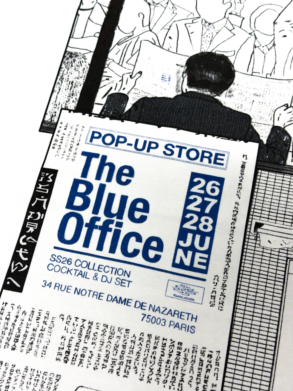 T-shirt en coton, il présente une illustration originale pensée comme une planche de manga, imprimée en DTF, racontant le parcours d'un salaryman qui découvre, dans le métro tokyoïte, une mystérieuse annonce de recrutement. Cette dernière le conduit jusqu'au siège de la Kumo.Company. En réalité l'annonce est celle du pop-up de présentation de la collection Spring / Summer 2026.