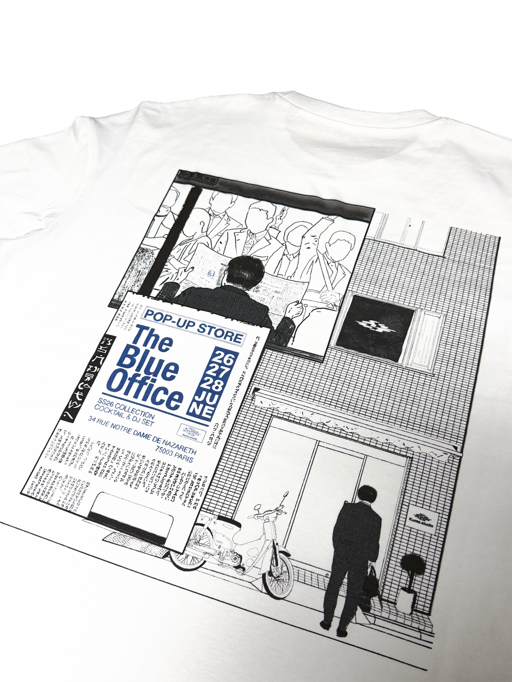 T-shirt en coton, il présente une illustration originale pensée comme une planche de manga, imprimée en DTF, racontant le parcours d'un salaryman qui découvre, dans le métro tokyoïte, une mystérieuse annonce de recrutement. Cette dernière le conduit jusqu'au siège de la Kumo.Company. En réalité l'annonce est celle du pop-up de présentation de la collection Spring / Summer 2026.