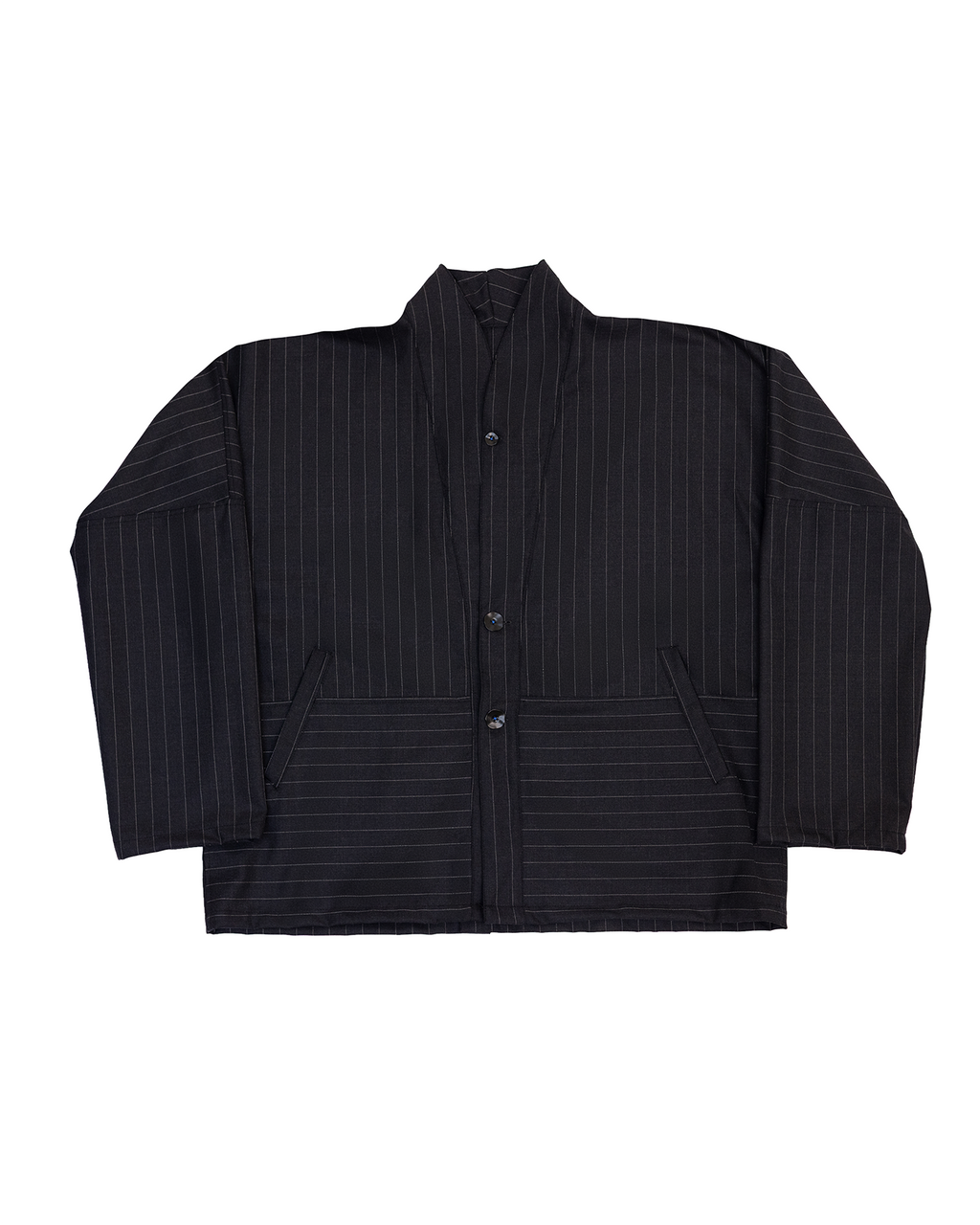 Veste de costume à la coupe ample, pensée pour offrir une silhouette structuré et offrant une grande liberté de mouvement.
Conçue et confectionnée à la main en France, dans notre atelier Kumo.studio.
Réalisée dans un tissu léger sourcé au Japon, idéale pour la saison estivale.