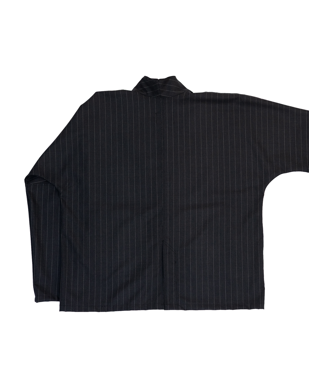 Veste de costume à la coupe ample, pensée pour offrir une silhouette structuré et offrant une grande liberté de mouvement.
Conçue et confectionnée à la main en France, dans notre atelier Kumo.studio.
Réalisée dans un tissu léger sourcé au Japon, idéale pour la saison estivale.