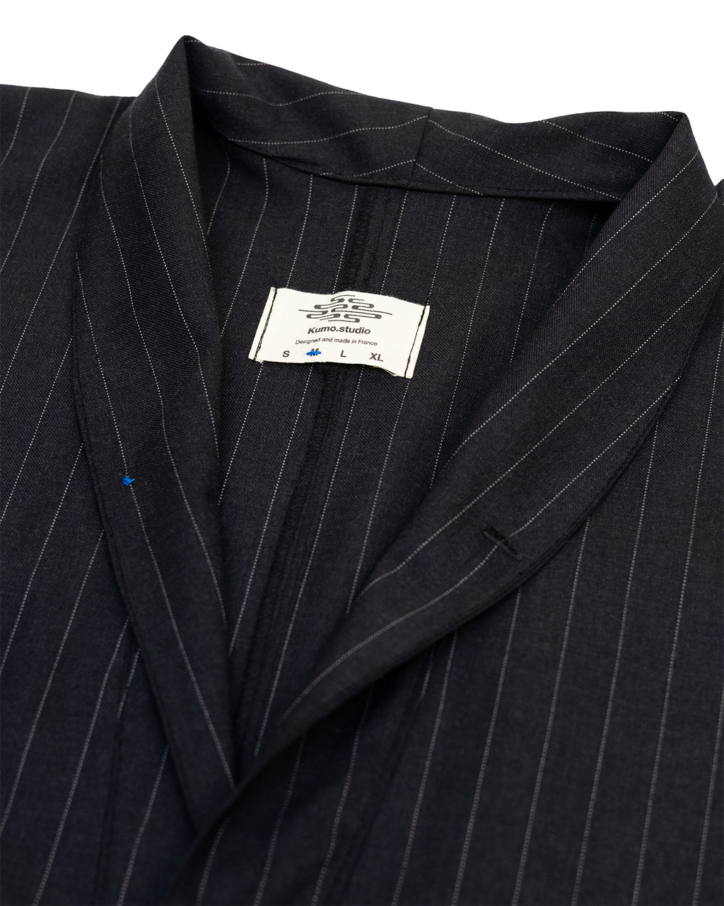 Veste de costume à la coupe ample, pensée pour offrir une silhouette structuré et offrant une grande liberté de mouvement.
Conçue et confectionnée à la main en France, dans notre atelier Kumo.studio.
Réalisée dans un tissu léger sourcé au Japon, idéale pour la saison estivale.