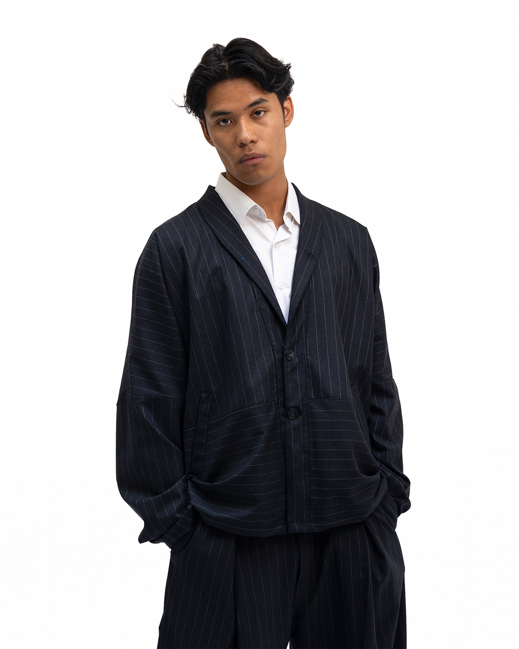 Veste de costume à la coupe ample, pensée pour offrir une silhouette structuré et offrant une grande liberté de mouvement.
Conçue et confectionnée à la main en France, dans notre atelier Kumo.studio.
Réalisée dans un tissu léger sourcé au Japon, idéale pour la saison estivale.