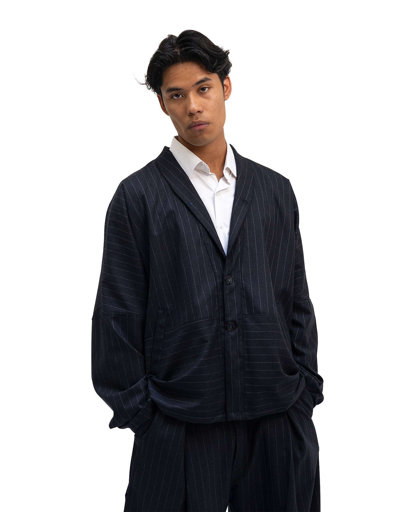 Veste de costume à la coupe ample, pensée pour offrir une silhouette structuré et offrant une grande liberté de mouvement.
Conçue et confectionnée à la main en France, dans notre atelier Kumo.studio.
Réalisée dans un tissu léger sourcé au Japon, idéale pour la saison estivale.