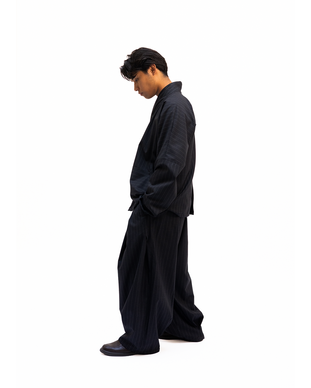 Veste de costume à la coupe ample, pensée pour offrir une silhouette structuré et offrant une grande liberté de mouvement.
Conçue et confectionnée à la main en France, dans notre atelier Kumo.studio.
Réalisée dans un tissu léger sourcé au Japon, idéale pour la saison estivale.