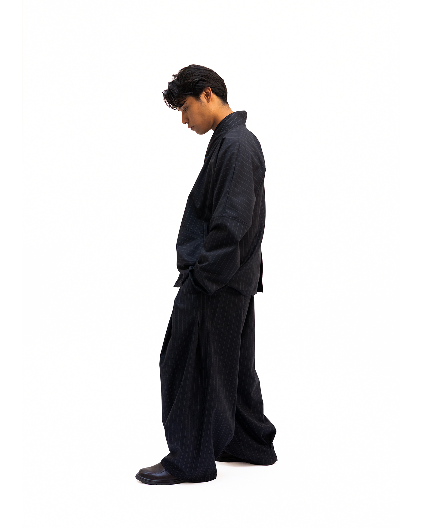 Veste de costume à la coupe ample, pensée pour offrir une silhouette structuré et offrant une grande liberté de mouvement.
Conçue et confectionnée à la main en France, dans notre atelier Kumo.studio.
Réalisée dans un tissu léger sourcé au Japon, idéale pour la saison estivale.