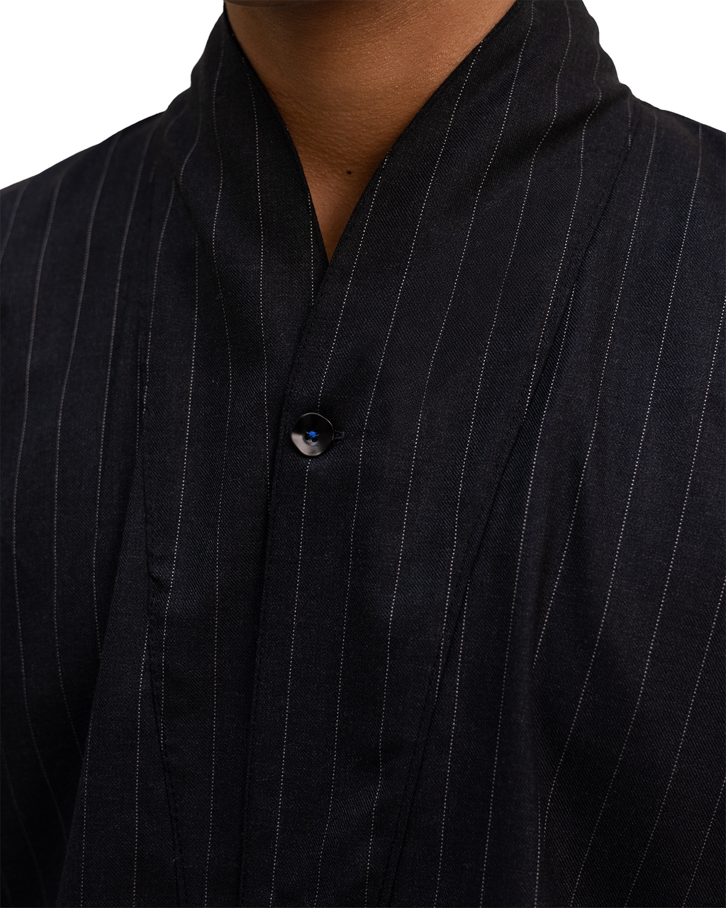 Veste de costume à la coupe ample, pensée pour offrir une silhouette structuré et offrant une grande liberté de mouvement.
Conçue et confectionnée à la main en France, dans notre atelier Kumo.studio.
Réalisée dans un tissu léger sourcé au Japon, idéale pour la saison estivale.