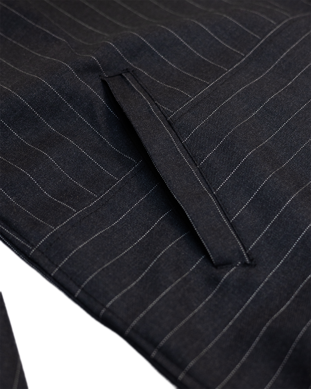 Veste de costume à la coupe ample, pensée pour offrir une silhouette structuré et offrant une grande liberté de mouvement.
Conçue et confectionnée à la main en France, dans notre atelier Kumo.studio.
Réalisée dans un tissu léger sourcé au Japon, idéale pour la saison estivale.