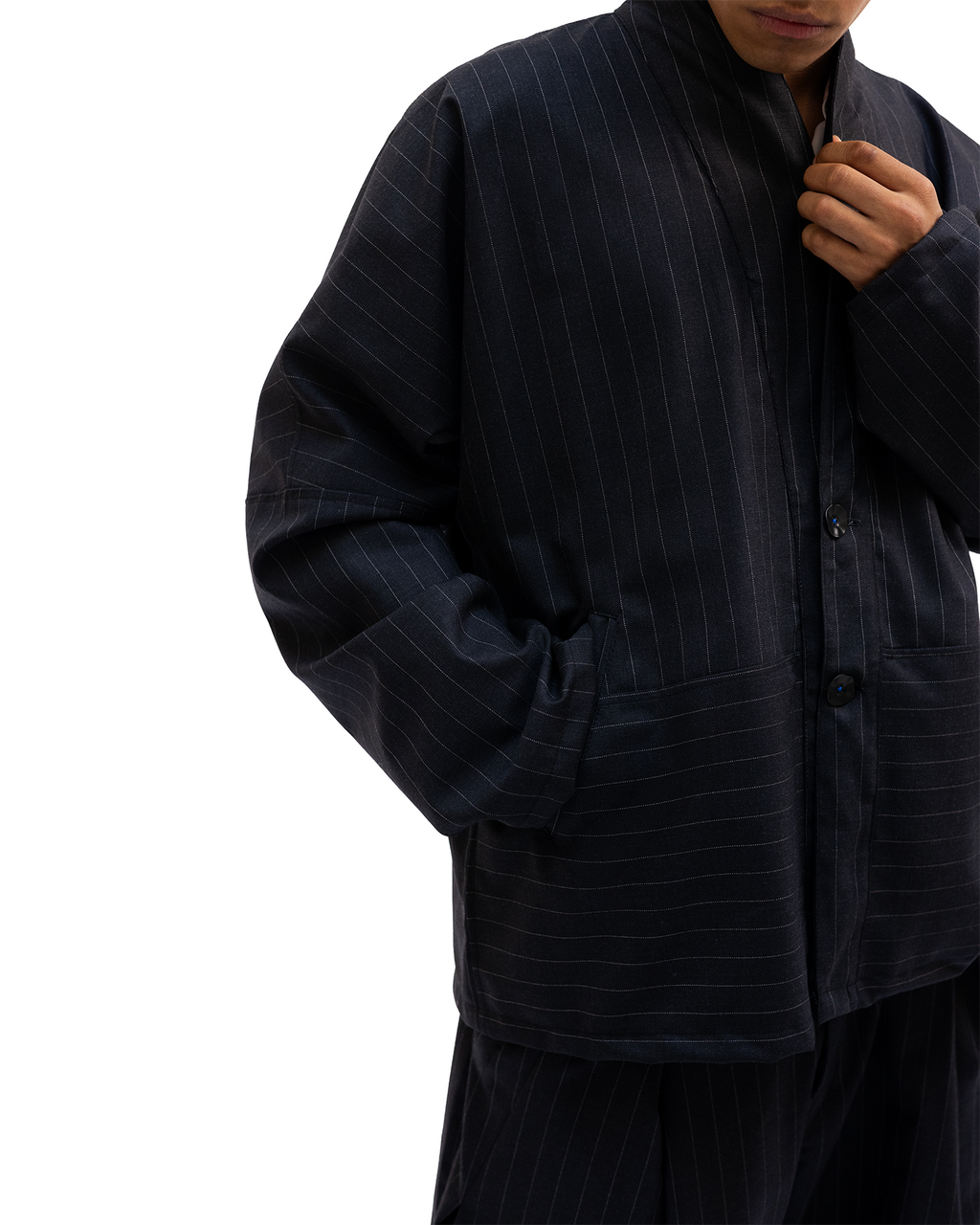 Veste de costume à la coupe ample, pensée pour offrir une silhouette structuré et offrant une grande liberté de mouvement.
Conçue et confectionnée à la main en France, dans notre atelier Kumo.studio.
Réalisée dans un tissu léger sourcé au Japon, idéale pour la saison estivale.