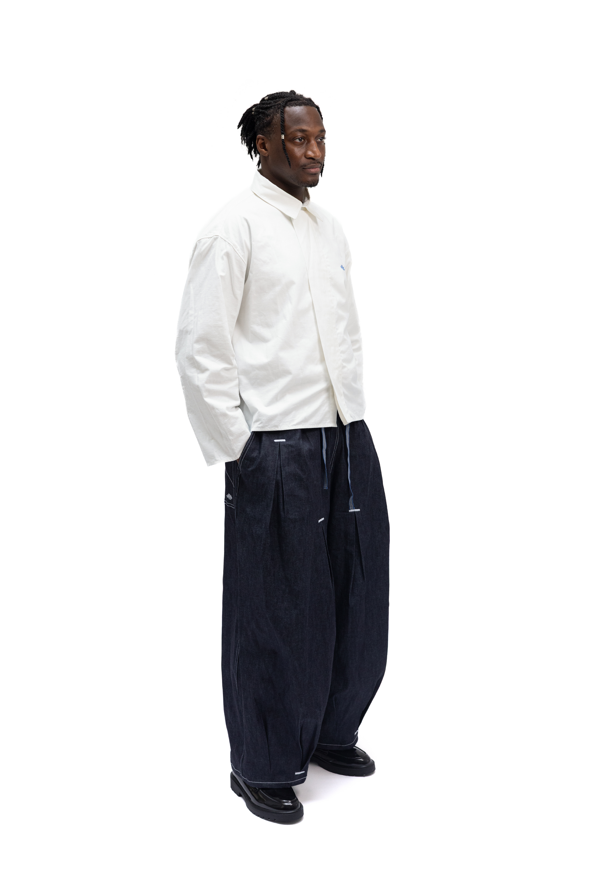 Jean ample en denim brut japonais venant de Kojima, design de Kurashiki et Ffait en France, Made in France – Kumo.studio