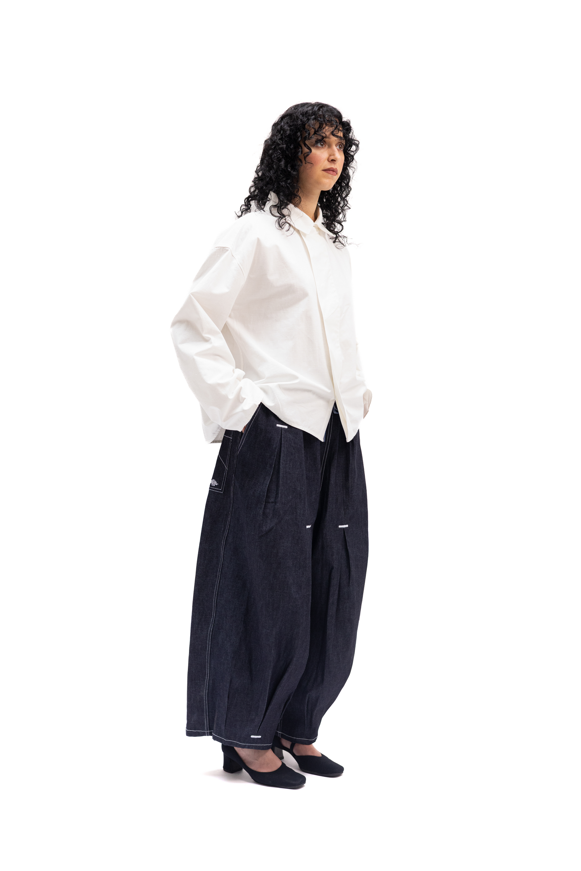 Jean ample en denim brut japonais venant de Kojima, design de Kurashiki et Ffait en France, Made in France – Kumo.studio