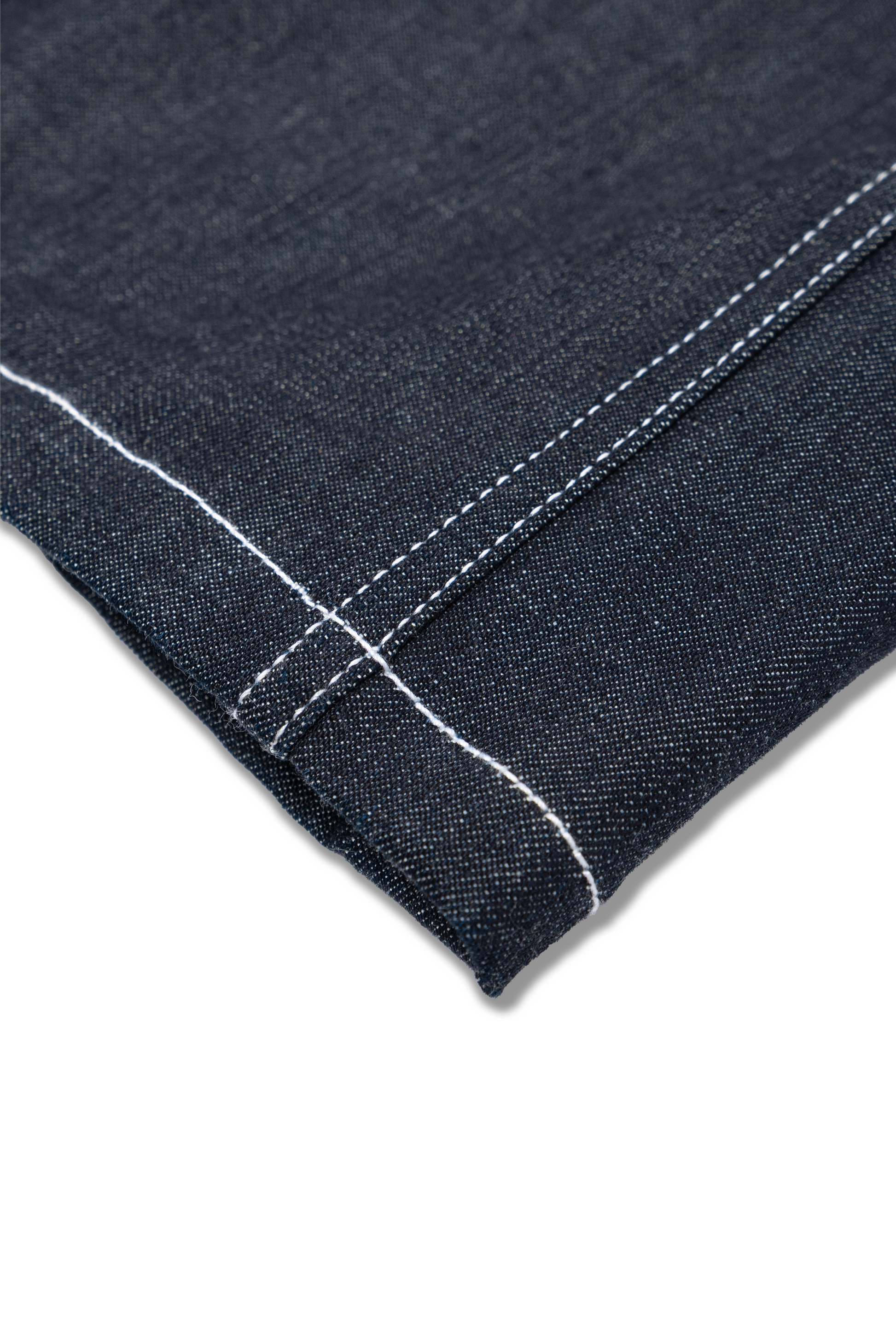 Jean ample en denim brut japonais venant de Kojima, design de Kurashiki et Ffait en France, Made in France – Kumo.studio