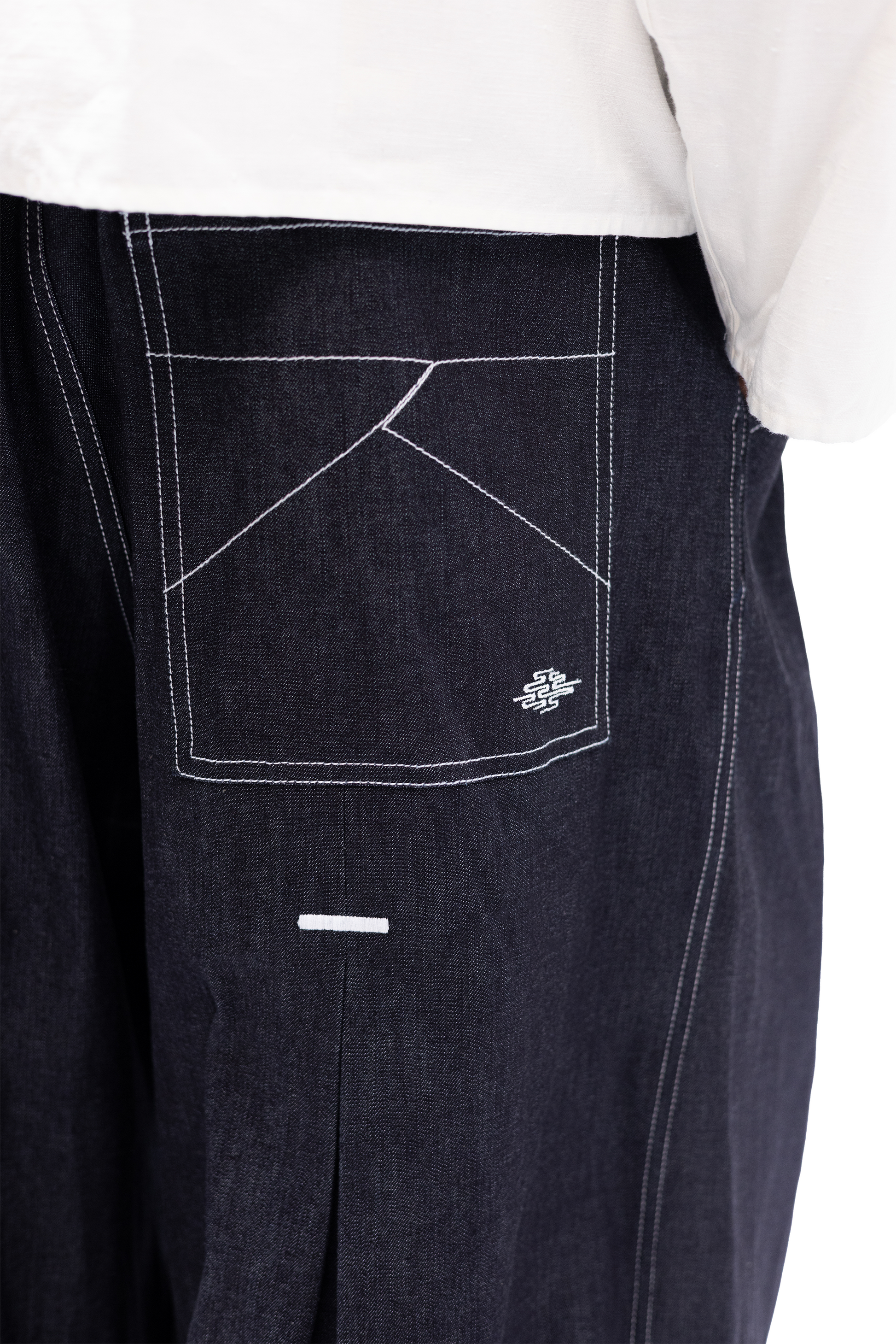 Jean ample en denim brut japonais venant de Kojima, design de Kurashiki et Ffait en France, Made in France – Kumo.studio