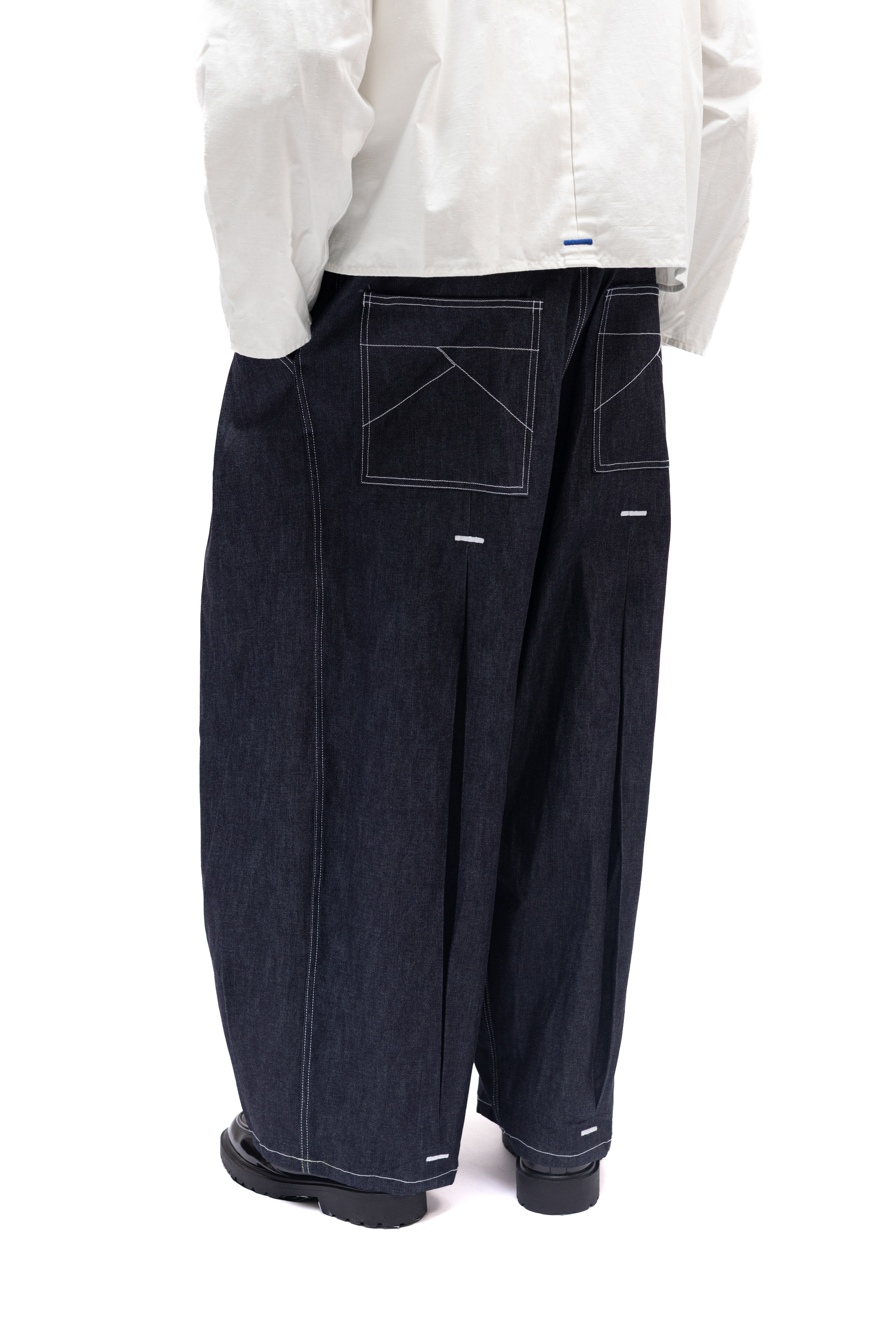 Jean ample en denim brut japonais venant de Kojima, design de Kurashiki et Ffait en France, Made in France – Kumo.studio