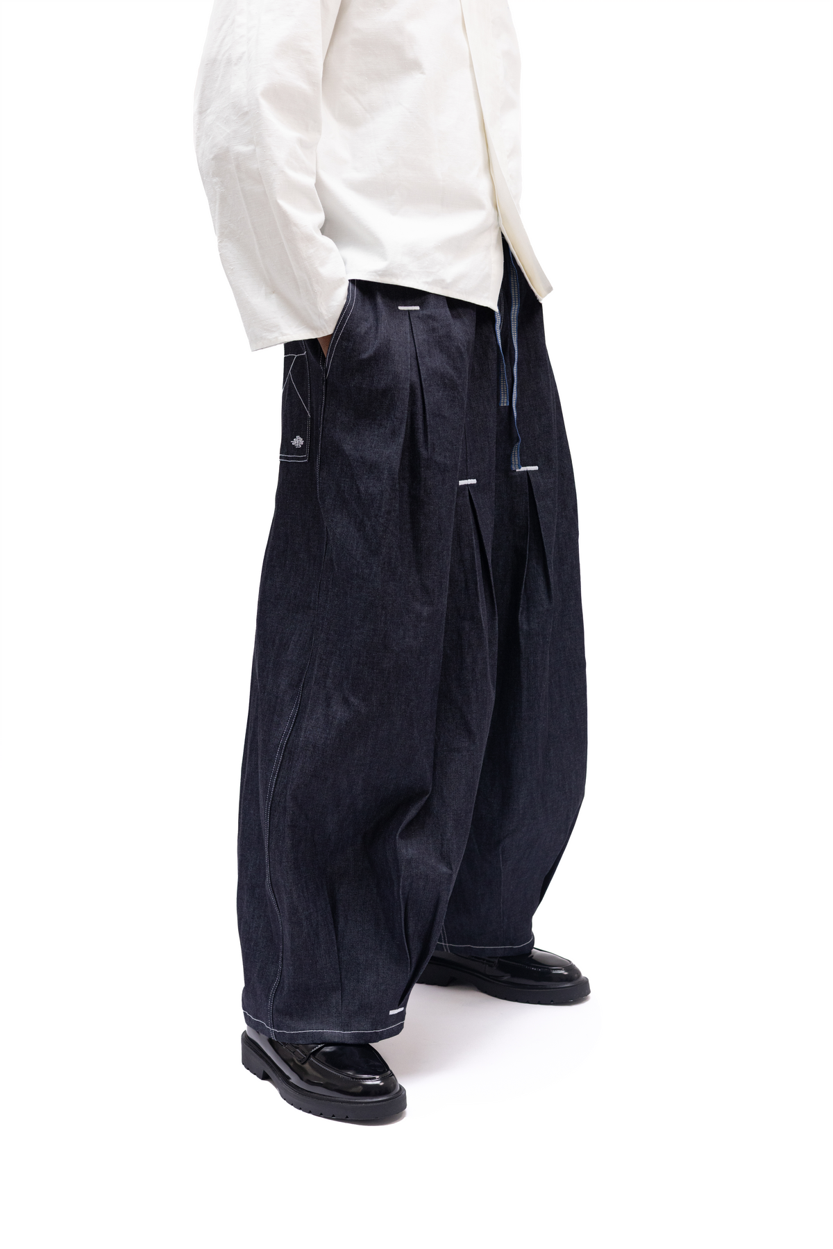 Jean ample en denim brut japonais venant de Kojima, design de Kurashiki et Ffait en France, Made in France – Kumo.studio
