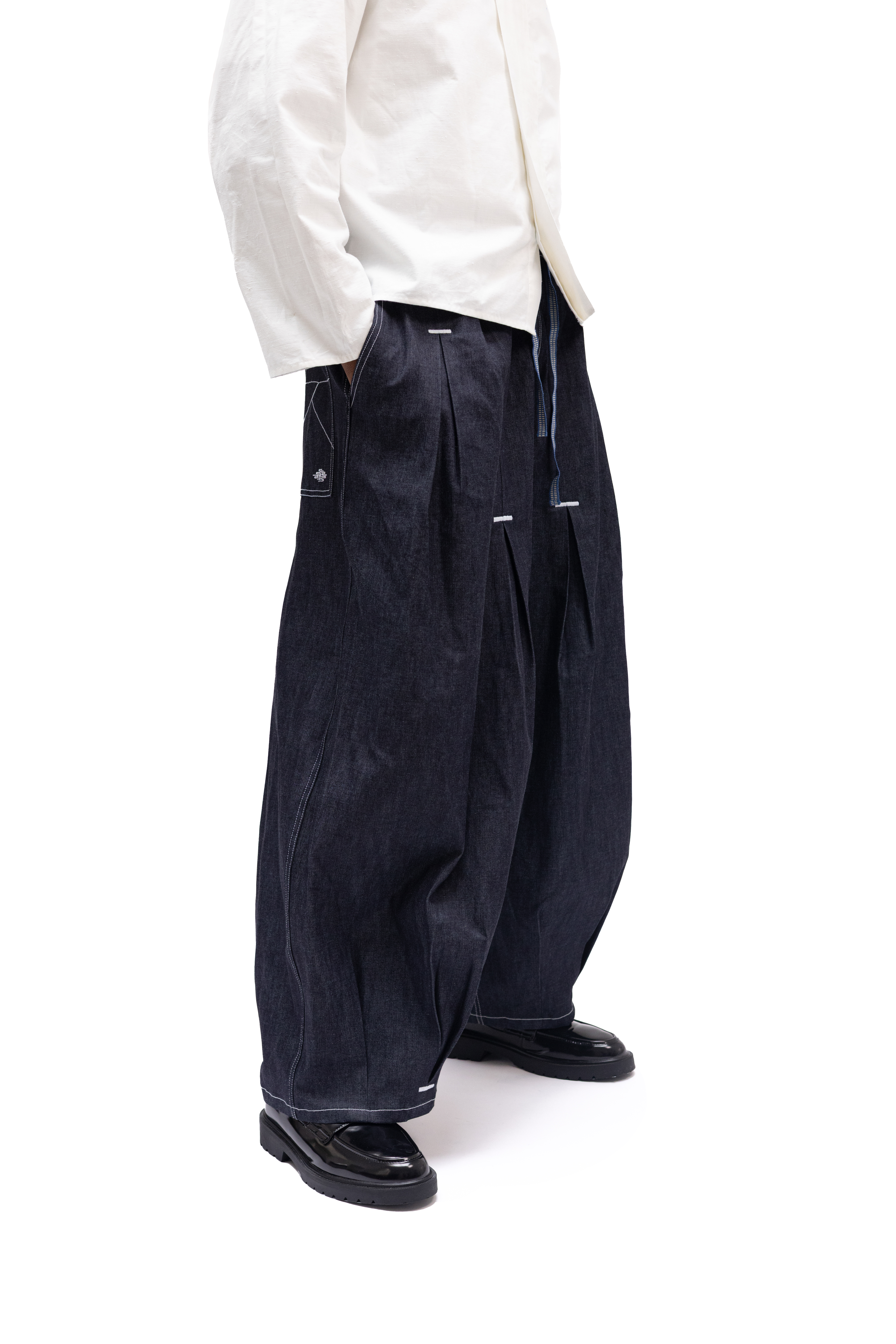 Jean ample en denim brut japonais venant de Kojima, design de Kurashiki et fait en France, Made in France – Kumo.studio