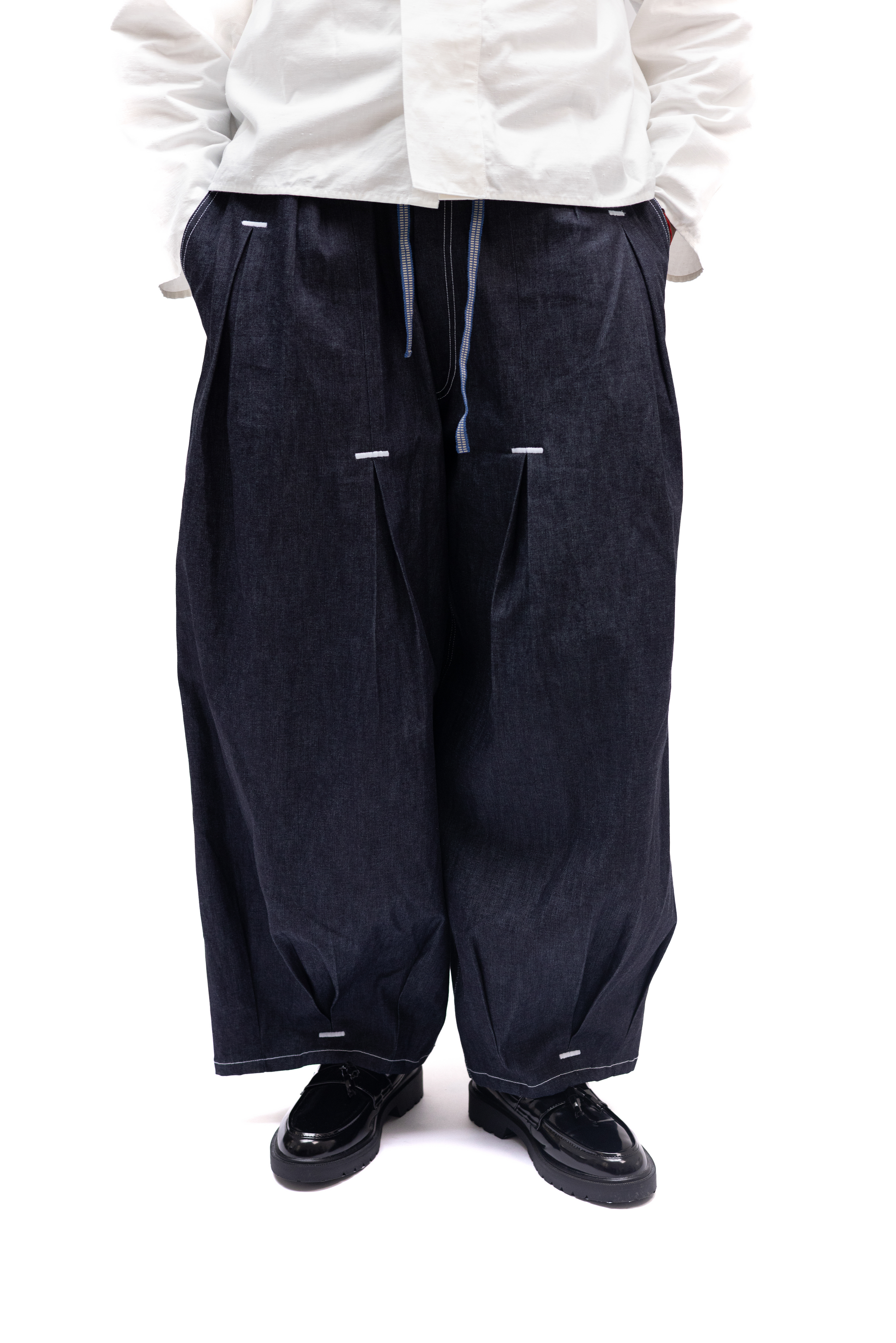 Jean ample en denim brut japonais venant de Kojima, design de Kurashiki et Ffait en France, Made in France – Kumo.studio